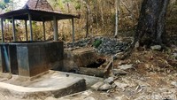 Di sumber air tersebut terpasang beberapa paralon untuk mengalirkan air ke rumah warga. 