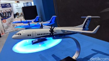 Miniatur pesawat R80. (Foto: detikINET/Agus Tri Haryanto)