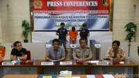 Polisi menunjukan tersangka dan barang bukti dalam jumpa pers di Bareskrim, Mabes Polri, Jalan Trunojoyo, Kebayoran Baru, Jakarta Selatan, Kamis (17/10/2019).