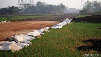 Lahan pertanian tampak terpotong dengan adanya Jalan Lingkar Majalaya.