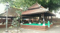 Petilasan Pangeran Cakrabuana selalu jadi primadona saat Pilkades. Ada sejarah berdirinya Cirebon di sini. Pangeran Cakrabuana sendiri bergelar Mbah Kuwu Sangkan Cirebon, Kepala Desa pertama di Cirebon. (Sudirman/detikcom)