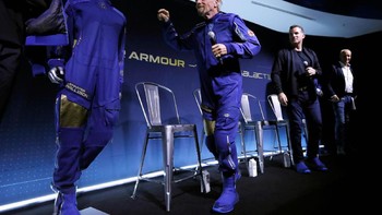 Para staf seperti teknisi, pelatih astronot, hingga pengontrol misi juga akan menggunakan seragam dari Under Armour. Foto: Reuters
