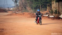Pembangunan jalan yang ada di wilayah Kecamatan Majalaya ini baru masuk pada proses pengurugan.