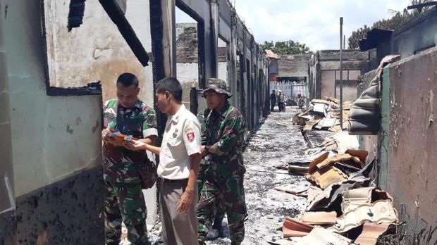  Tetap Siaga, Prajurit TNI Bersih-bersih Usai Rusuh di Pelabuhan Penajam