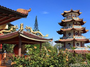Vihara Bernuansa Papua di Sorong Ini Asyik untuk Lihat Sunset