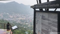 Sejak beberapa hari terakhir, sejumlah kota di Sumatera Barat diselimuti kabut asap. Salah satunya Kota Sawahlunto, yang dinobatkan jadi Situs Warisan Dunia UNESCO. (Jeka Kampai/detikcom)
