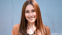 Bisa bikin Jumat kamu makin ceria lihat senyum Ayu Ting Ting. Foto: Noel/detikFoto