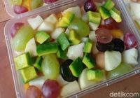 Cuaca Panas Terik, Omzet Salad Buah Melonjak Naik