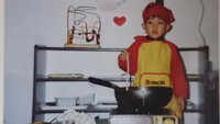 Pemilik akun instagram @jaehan9192 ini menunjukkan dirinya sangat senang kumpul bersama teman-temannya dan menikmati aneka makanan. Kim bahkan pernah mengunggah fotonya saat berpose masak ketika masih kecil. Wah sudah ada bakat jadi chef nih.  Foto: instagram @jaehan9192