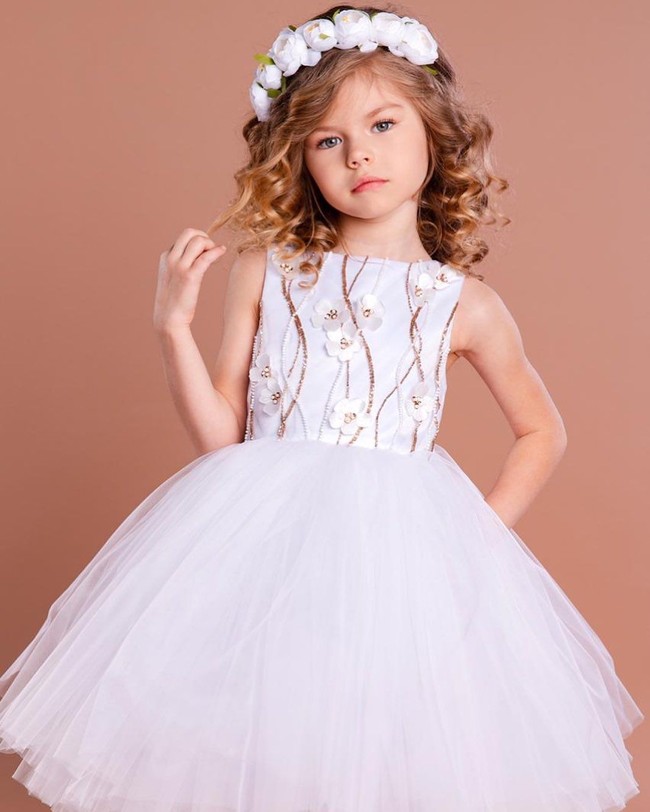 Akun Instagram dengan lebih dari 28 ribu follower dikelola oleh ibunya. Memperlihatkan portofolio Alina sebagai model cilik. Foto: Instagram/@alina_yakupova_official