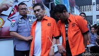 Amir Mirza Gumay dihadirkan dalam rilis dengan memakai baju tahanan. Tangannya juga diikat. 