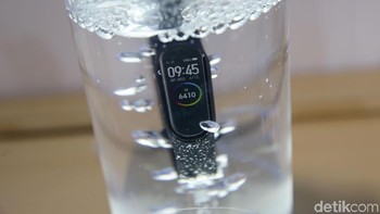 Gelang pintar ini bisa dibawa menyelam hingga kedalaman 50 meter. Tersedia sensor detak jantung. Foto: Grandyos Zafna/detikcom