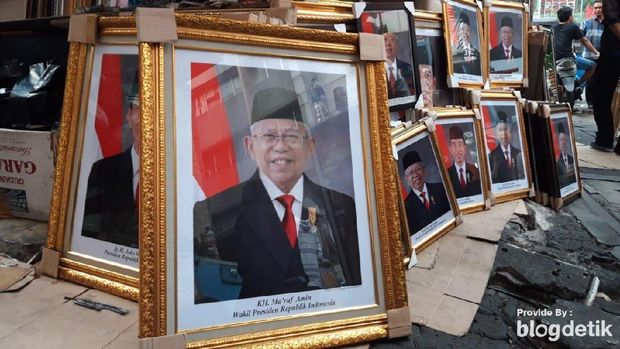 Cerita Pedagang Foto 'KW 1' Jokowi-Ma'ruf Raup Untung di Pasar Baru