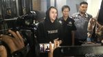 Penampakan Perdana Vicky Nitinegoro saat Tinggalkan Polda