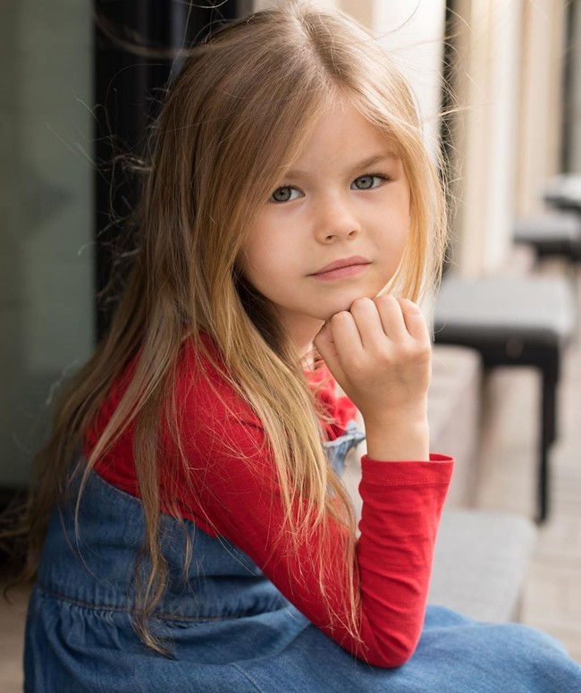 Gadis cilik berambut pirang ini berasal dari Moscow, Rusia. Ia dikagumi karena sorot mata lembut berwarna abu-abu kebiruan.  Foto: Instagram/@alina_yakupova_official