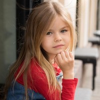 Gadis cilik berambut pirang ini berasal dari Moscow, Rusia. Ia dikagumi karena sorot mata lembut berwarna abu-abu kebiruan.  Foto: Instagram/@alina_yakupova_official