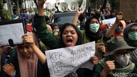 Jarak barisan terdepan massa BEM SI dan polwan cukup dekat. Sebagian mahasiswa sesekali berteriak bahwa mereka tidak akan merusak Istana.