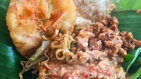 Wuih siapa yang ngga ngiler? Pecelnya berlimpah saus kacang masih ditambah letok dengan lauk bakwan udang. Uenak! Foto : Instagram @honorsatrya69