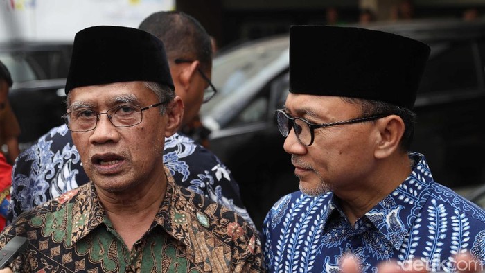Ketua Umum Muhammadiyah Haedar Nasir berjabat tangan dengan Ketua Umum PAN Zulkifli Hasan di Gedung PP Muhammadiyah, Jakarta Pusat.
