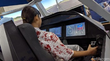 Merasakan layaknya seorang pilot yang menerbangkan sang buru besi ke langit biru. (Foto: detikINET/Agus Tri Haryanto)