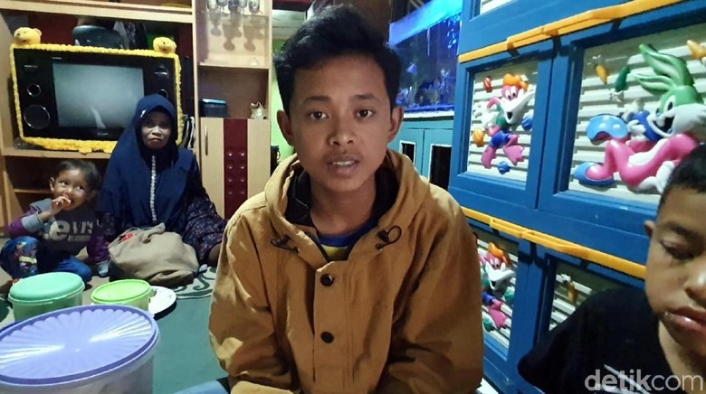 Kisah Hari, Urus 3 Adik Usai Ayah-Ibu Tewas Dipatuk Ular Kisah Hari, Urus 3 Adik Usai Ayah-Ibu Tewas Dipatuk Ular