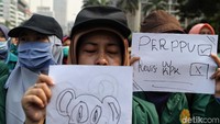 Sementara itu polisi menutup arus lalu lintas di sekitar Istana, Jakarta Pusat, mengantisipasi adanya rencana aksi demonstrasi oleh mahasiswa. Selain itu, kendaraan water cannon hingga barracuda disiagakan.