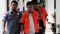 Selain sutradara film layar lebar berjudul Anak Negeri Metalith itu, polisi juga menangkap dua orang rekannya, Budi dan Trisna.