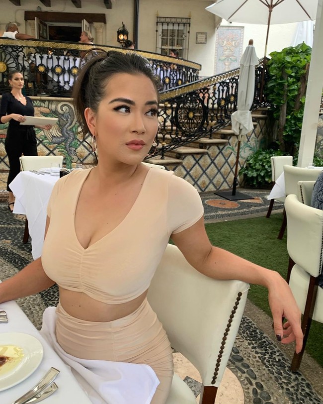 Sayangnya pengobatan dari dokter malah membuat kondisi wajahnya semakin parah. Wajahku meledak. Itu terlihat seperti ruam raksasa seperti aku mengalami reaksi alergi gila dengan jerawat di atasnya, ungkapnya. Foto: Instagram @franceswangtv