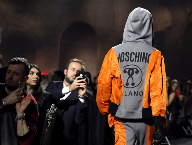 Di bawah arahan Jeremy Scott dengan desainnya yang jenaka, label Italia Moschino sukses mencuri perhatian. Ketika melafalkan nama ini dalam bahasa Italia, chi akan dibaca kiy seperti menyebutkan key dalam bahasa Inggris. Moschino = Mos-kiy-no. (Foto: Getty Images)