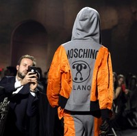 Di bawah arahan Jeremy Scott dengan desainnya yang jenaka, label Italia Moschino sukses mencuri perhatian. Ketika melafalkan nama ini dalam bahasa Italia, chi akan dibaca kiy seperti menyebutkan key dalam bahasa Inggris. Moschino = Mos-kiy-no. (Foto: Getty Images)