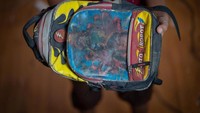 Ya, benda yang dijaga Qusai ialah ransel sekolahnya. Ransel tersebut merupakan pemberian sang Ayah yang sudah meninggal. Benda tersebut akan menjadi kenangan yang terus mengingatkannya pada ayahnya.