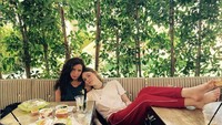 Meski disibukkan dengan jadwal shooting yang padang, ia masih menyempatkan diri untuk hangout bersama teman ke sebuah kafe. Foto: Instagram @ellefanning