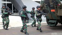 Hari ini, sejumlah kendaraan taktis milik TNI ikut disiagakan di belakang Kompleks DPR/MPR, tempat pelantikan berlangsung.