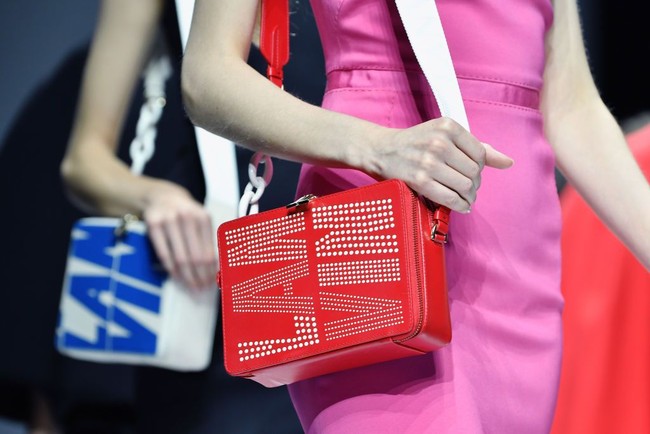 Didirikan pada 1889 di Paris, Lanvin adalah salah satu label fashion asal Prancis yang sukses mendunia. Butiknya juga berada di Indonesia. Untuk Lanvin, nama dibaca berdasarkan bahasa aslinya, yaitu menjadi Lahn-Vahn. (Foto: Getty Images)