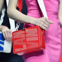 Didirikan pada 1889 di Paris, Lanvin adalah salah satu label fashion asal Prancis yang sukses mendunia. Butiknya juga berada di Indonesia. Untuk Lanvin, nama dibaca berdasarkan bahasa aslinya, yaitu menjadi Lahn-Vahn. (Foto: Getty Images)