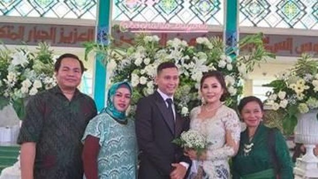 Cerita Bermulanya Cinta Emma Waroka hingga Dinikahi Berondong