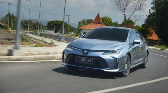Toyota Corolla Altis Hybrid, Sedan Legendaris yang Irit BBM