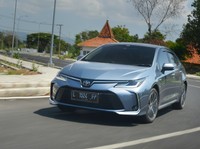 Toyota Corolla Altis Hybrid, Sedan Legendaris yang Irit BBM