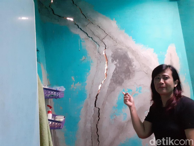 Rumah Warga Padalarang Rusak Akibat Bom Proyek Kereta Cepat Dikaji Rumah Warga Padalarang Rusak Akibat Bom Proyek Kereta Cepat Dikaji