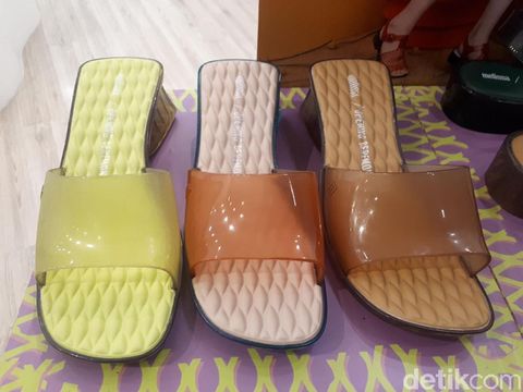 Melissa Gandeng Opening Ceremony Rilis Sandal Bergaya Hypebeast