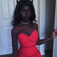 Lolita sering mengunggah foto-foto dirinya di akun Instagram pribadinya yang memiliki pengikut sebanyak 388 ribu orang. Dia senang tampil dengan baju-baju berwarna cerah. Foto: Instagram @typicalblackmum