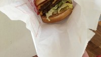 Ini bukti bahwa remaja berusia 21 tahun tersebut doyan makan burger. Ia mengunggah foto cheese burger yang baru dibelinya. Foto: Instagram @ellefanning
