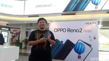 Youtubers pemilik akun Sobat HAPE, Mouldie Satria Eka Putra mengaku kepincut dengan Oppo Reno2 F. Ada sensasi mewah saat menggenggam Oppo Reno2 F. (Hilda Meilisa Rinanda/detikcom)