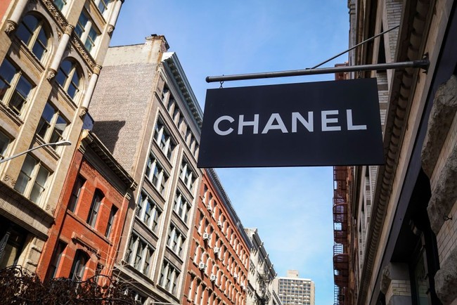 Meski Chanel sudah mendunia, masih banyak orang yang keliru melafalkannya. Bukan channel seperti dalam bahasa Inggris, melainkan Sya-nell. (Foto: Getty Images)