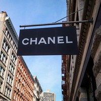 Meski Chanel sudah mendunia, masih banyak orang yang keliru melafalkannya. Bukan channel seperti dalam bahasa Inggris, melainkan Sya-nell. (Foto: Getty Images)
