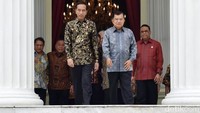 Jokowi, JK dan para menteri berjalan menuju halaman Istana Merdeka usai acara perpisahan. Mereka akan foto bersama di halaman Istana.