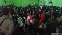 Selain menutup lokalisasi Sunan Kuning, ratusan wanita pekerja seks (WPS) hari ini juga menerima santunan Rp 5 juta per orang dan selanjutnya dipulangkan ke daerah masing-masing.