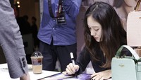 Pemilik rambut panjang ini terbilang aktif di media sosial. Ia juga banyak memiliki fans dari berbagai negara. Ini salah satu kegiatan fanmeeting, ia menandatangani poster ditemani segelas minuman dingin.  Foto: instagram Krystal Jung