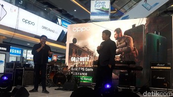 Public Relations Manager Oppo Indonesia Aryo Meidianto (kiri) menjamin Oppo Reno2 F aman digunakan bermain game saat sedang dicharge karena menggunakan teknologi VOOC Fast charge. (Hilda Meilisa Rinanda/detikcom)