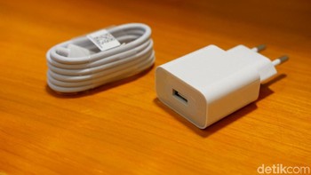 Diberikan kabel data USB Type C dan charger standar. Foto: Adi Fida Rahman/detikINET